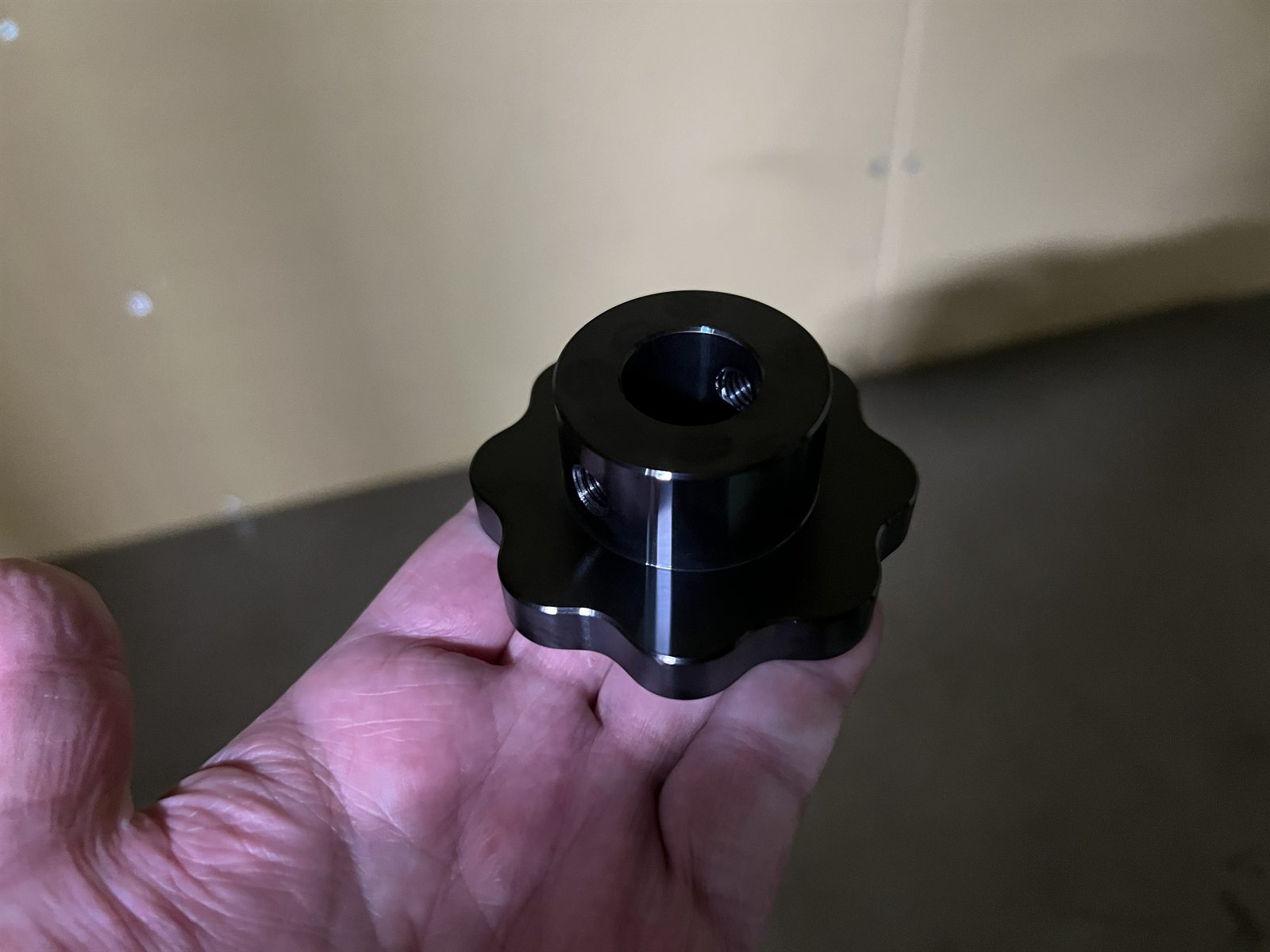黒染め処理を施した鉄系の精密加工部品