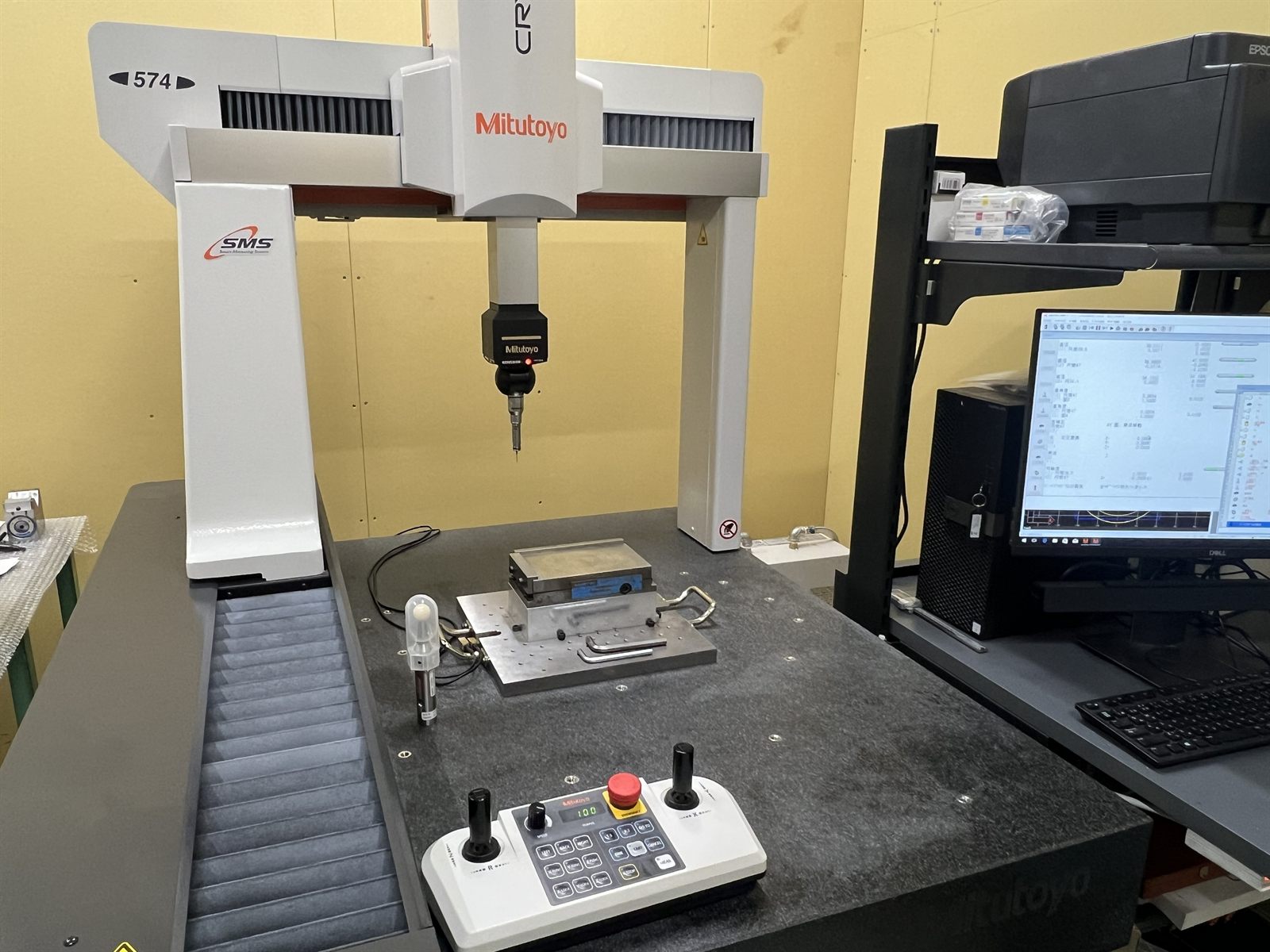測定室に設置された三次元測定機 CRYSTA-Apex V 574