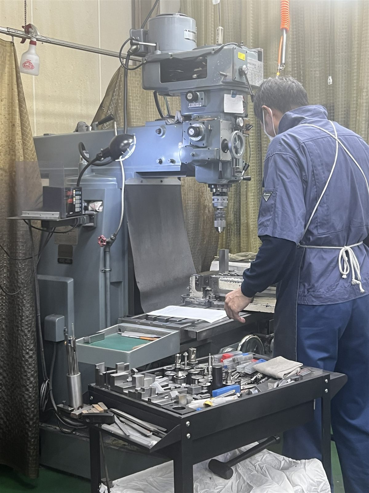 汎用フライス盤を使用した治具製作の作業風景